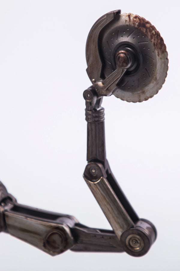 Closeup of saw arm